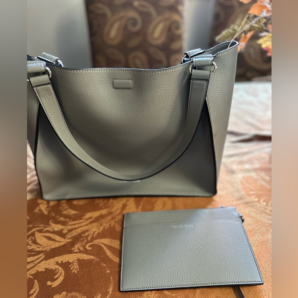 Calvin Klein Tote with matching cosmetic bag - Picture 6 of 8